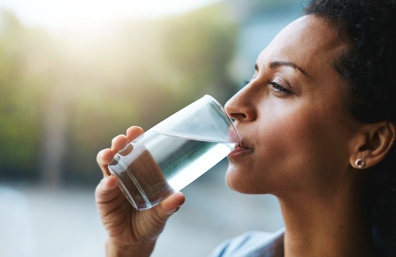 Beber agua ayuda a tu salud bucodental.