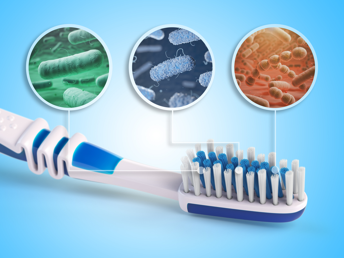 Cepillo dental con bacterias.